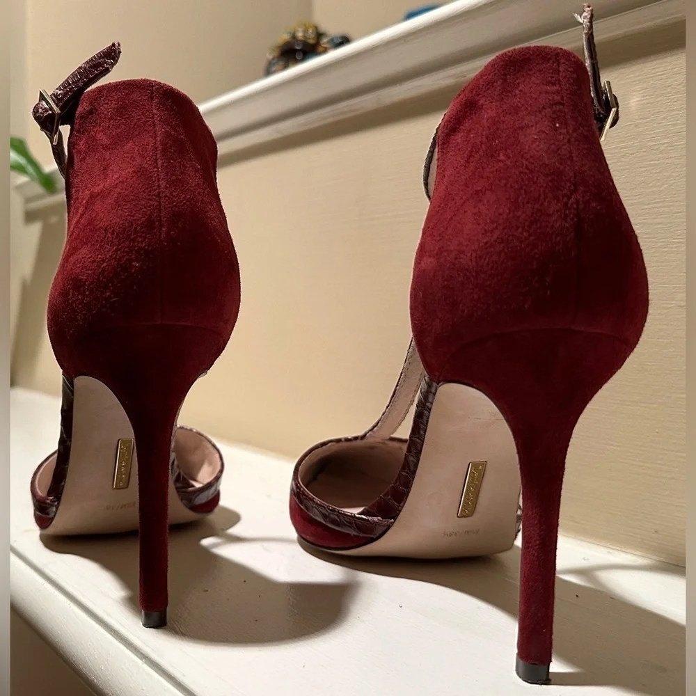 Louise et Cie “Lo-Harem” Shiraz Suede T-Strap Pumps (Size 8.5)